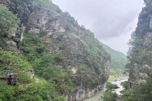 Berat: Osum Canyon og Bogove-vandfaldet – dagsudflugt
