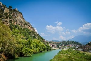 Canyons et grottes enchantés de Berat : Le voyage d'un héros