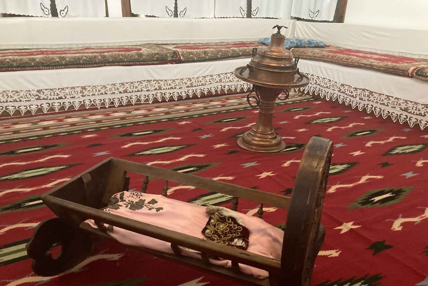 ベラトの魅力をご紹介：ユネスコ旧市街、城の眺望、ワインの試飲