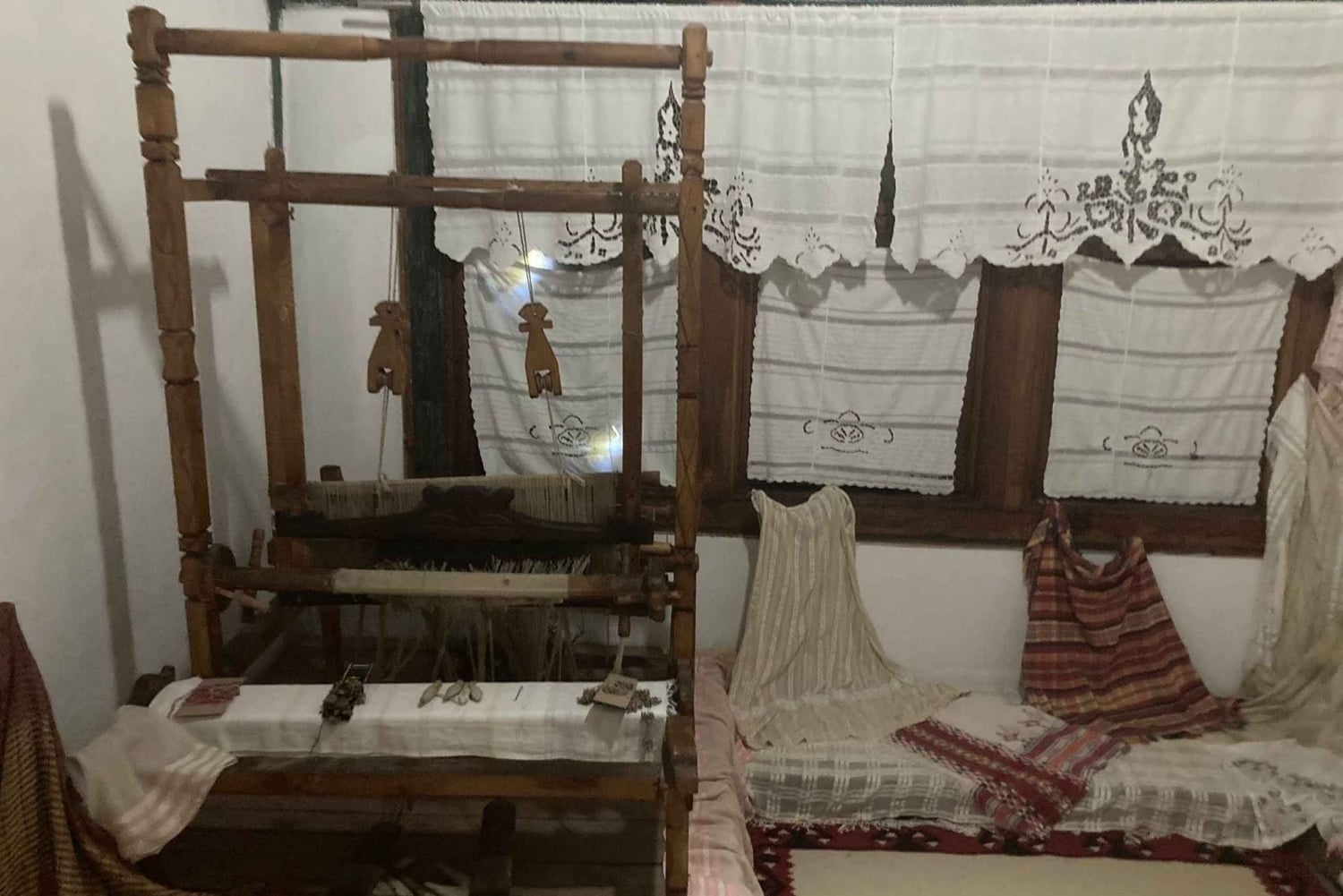 ベラトの魅力をご紹介：ユネスコ旧市街、城の眺望、ワインの試飲