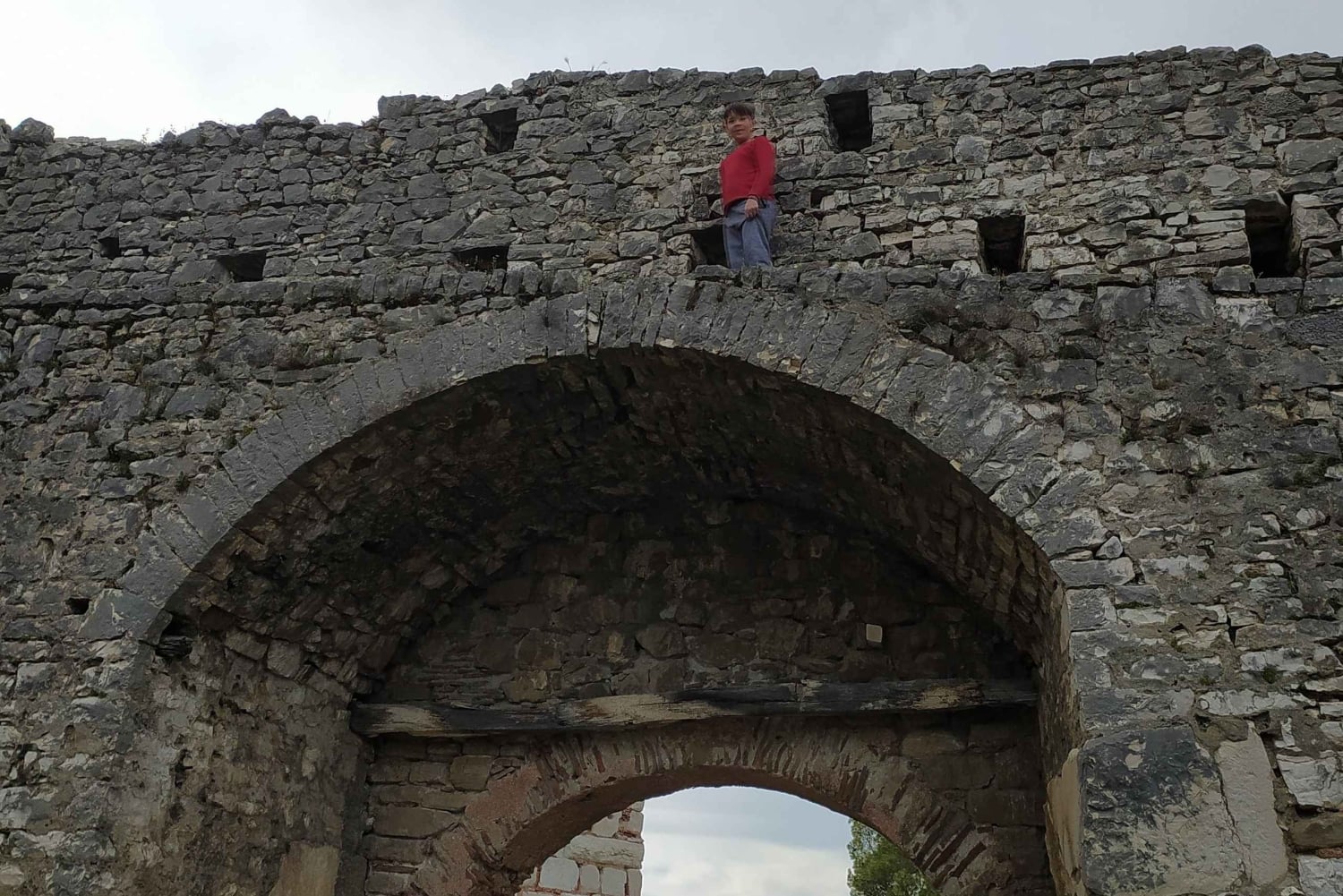 ベラトの魅力をご紹介：ユネスコ旧市街、城の眺望、ワインの試飲