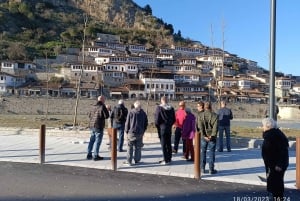 ベラトの魅力をご紹介：ユネスコ旧市街、城の眺望、ワインの試飲