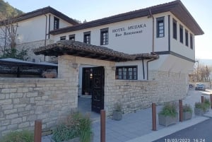 ベラトの魅力をご紹介：ユネスコ旧市街、城の眺望、ワインの試飲