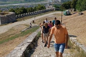 ベラトの魅力をご紹介：ユネスコ旧市街、城の眺望、ワインの試飲