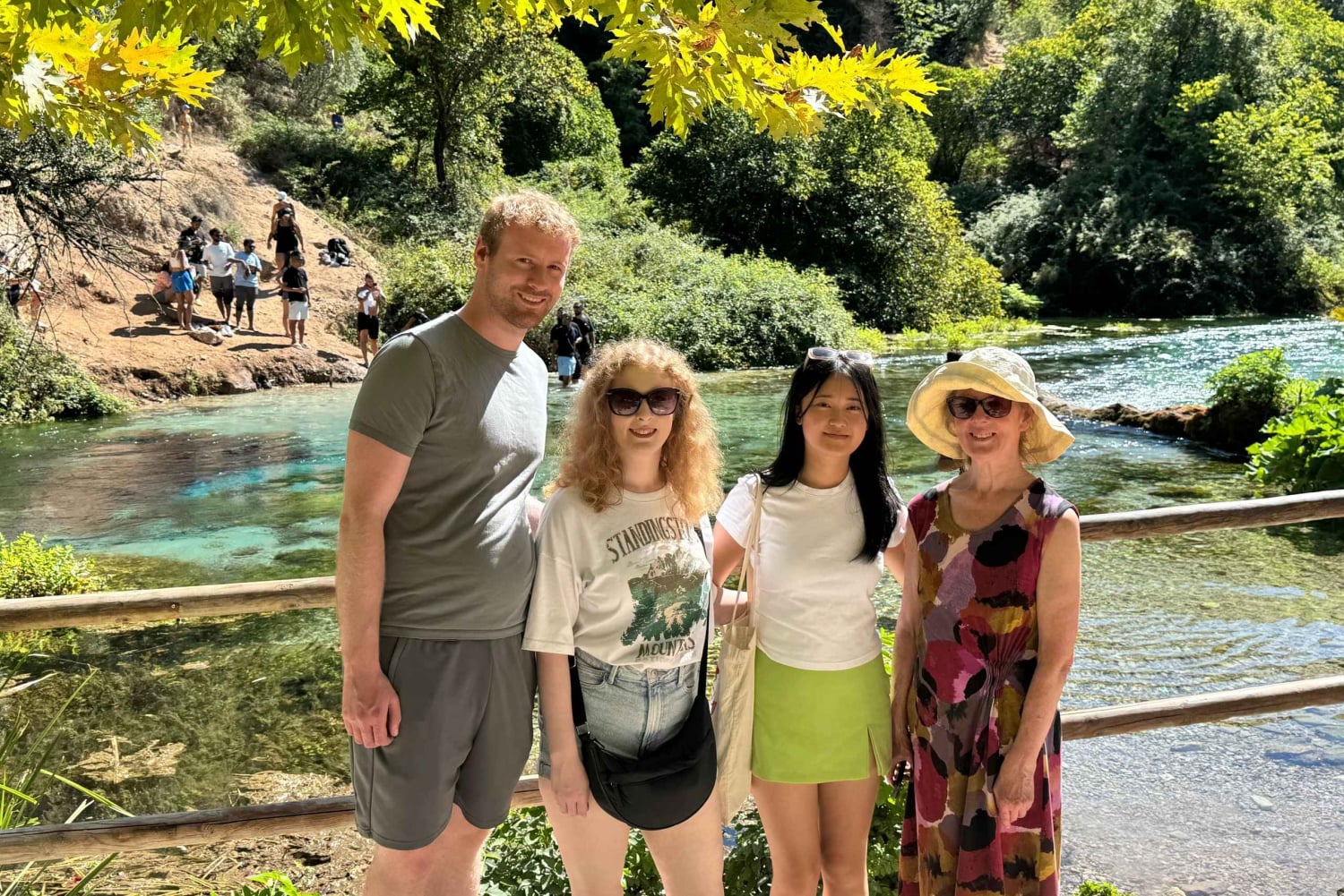 Morgendliche Tour zum Blauen Auge mit Besuch des Schlosses Lekursi