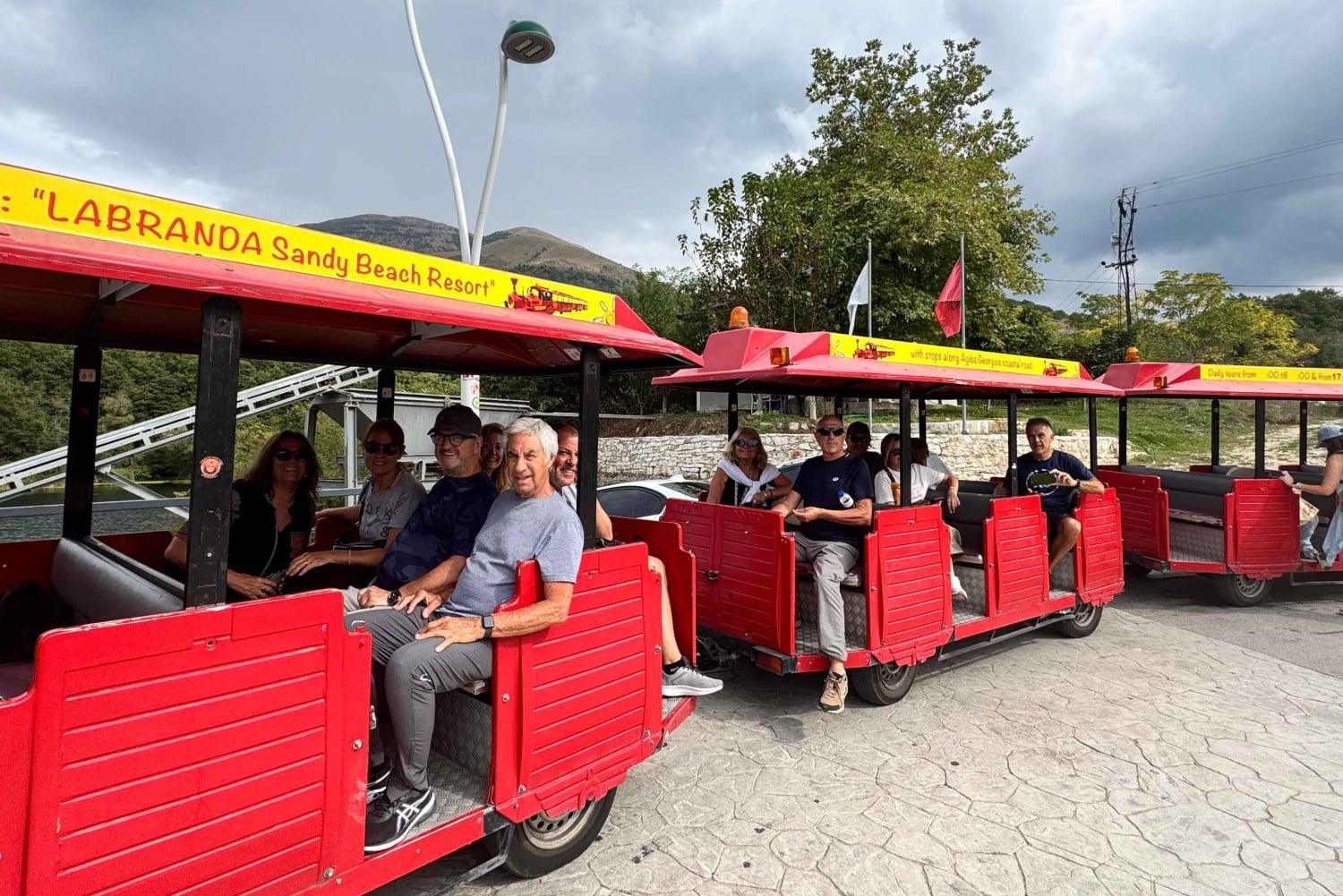 Morgendliche Tour zum Blauen Auge mit Besuch des Schlosses Lekursi