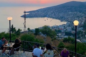 Morgendliche Tour zum Blauen Auge mit Besuch des Schlosses Lekursi