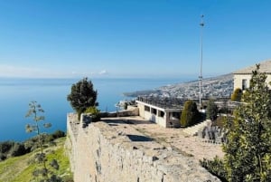 Morgendliche Tour zum Blauen Auge mit Besuch des Schlosses Lekursi