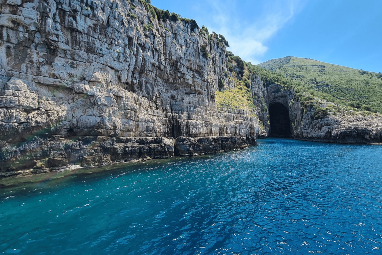Passeio de barco em Vlorë: Ilha Sazan, Caverna Haxhi Ali e Karaburun