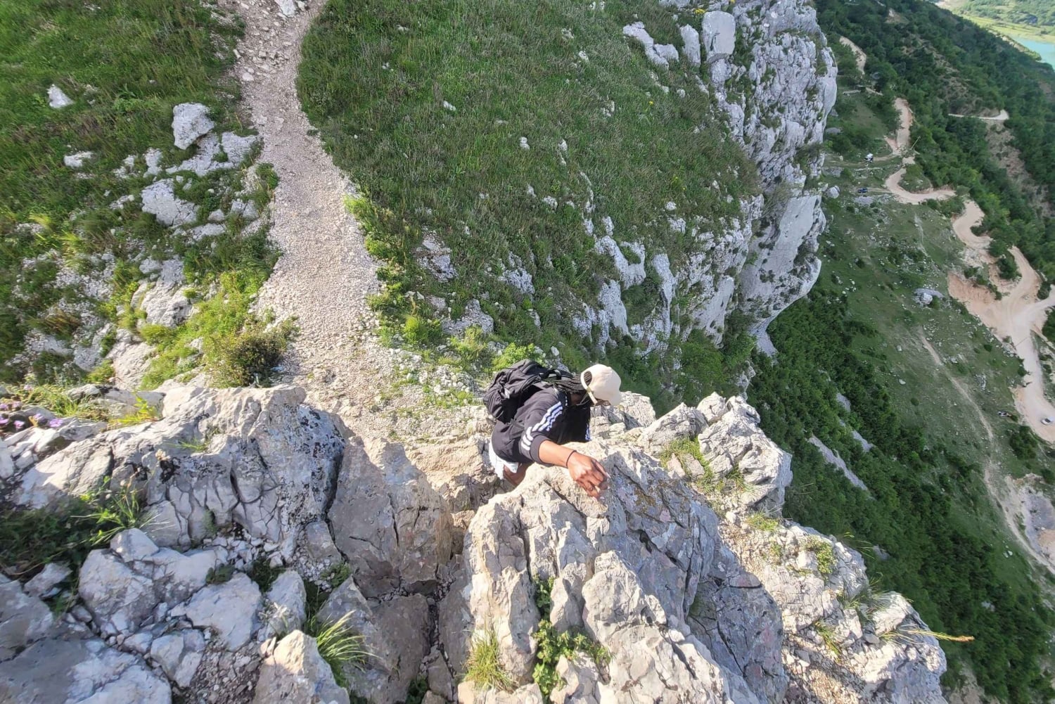 Vista del lago Bovilla e del monte Gamti da Tirana