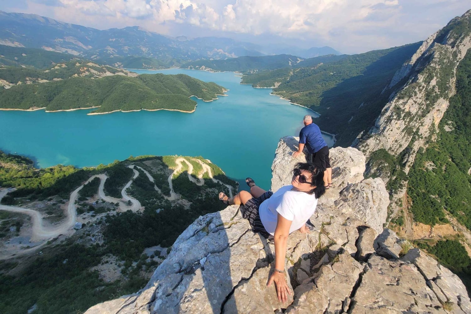 Vista del lago Bovilla e del monte Gamti da Tirana