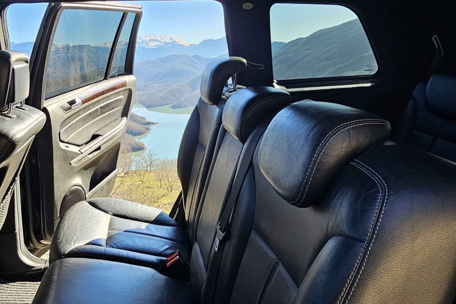 Vista del lago Bovilla e del monte Gamti da Tirana