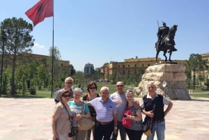 Omvisning i Tiranas kommunistiske historie og gatemat