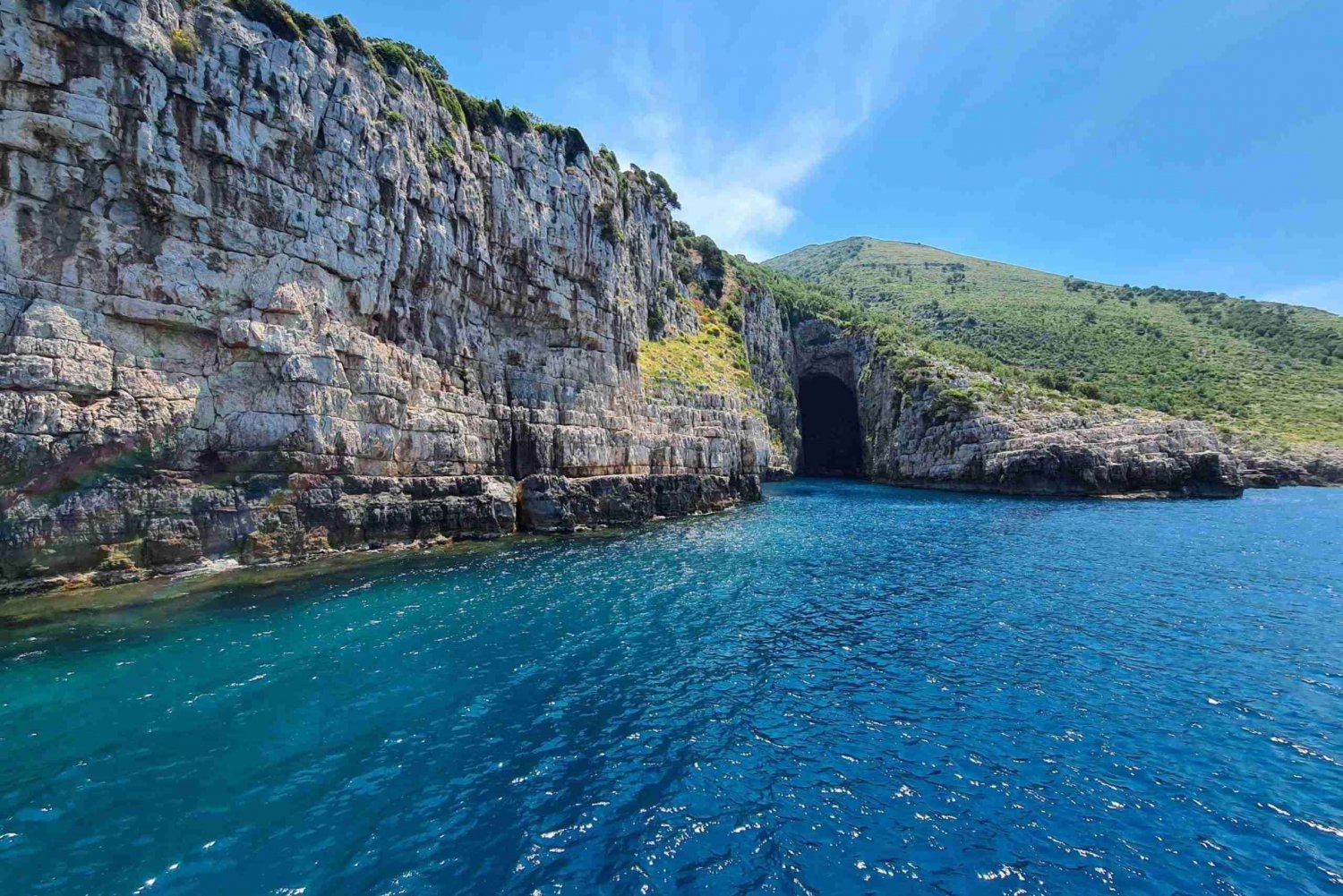 Die Bucht von Dafina und die Höhle sind magische Geheimtipps der Tour.