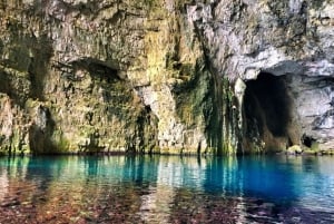 Die Bucht von Dafina und die Höhle sind magische Geheimtipps der Tour.