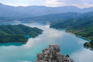 Daglig tur til Bovilla-søen og bjerget Gamti fra Tirana