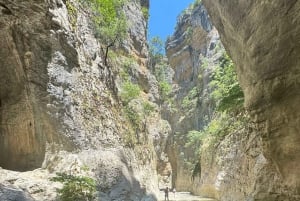 Excursion d'une journée aux thermes de Permet et au canyon de Langarica