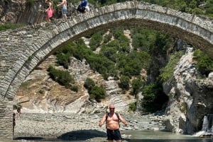 Excursion d'une journée aux thermes de Permet et au canyon de Langarica