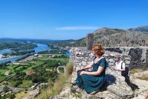 バーからの日帰り旅行：アルバニアの神秘的なシュコデルを発見