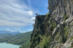 Från Tirana: Bovilla Lake & Gamti Mountain Vandring Dagsutflykt