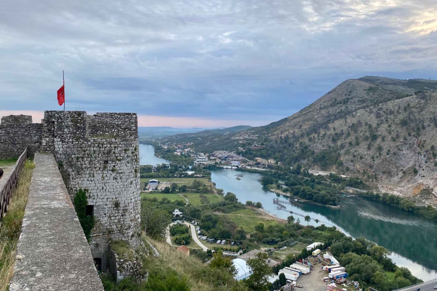 ドライブ＆発見：シュコドラ市、城、湖