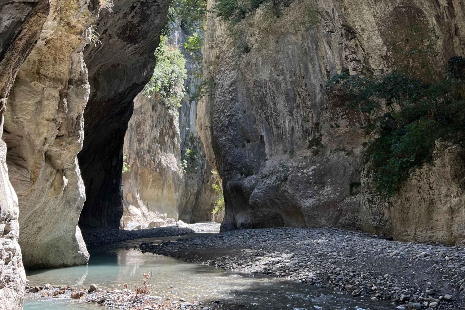 Durres/Golem: Viagem de um dia de aventura ao Cânion de Holta e ao Lago Banja