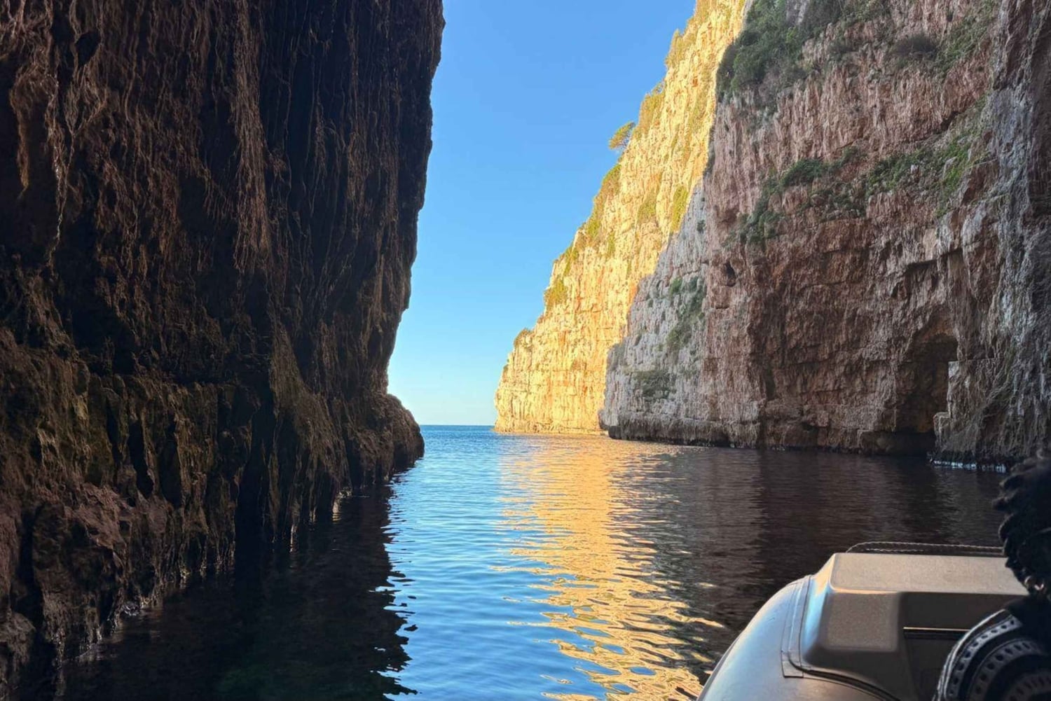 Odkryj Haxhi Ali i Karaburun: jaskinie i skarby