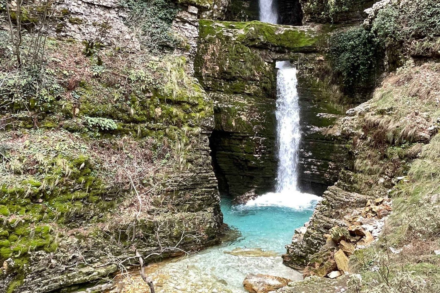 Explore os cânions de Nivica e a cachoeira Peshtura
