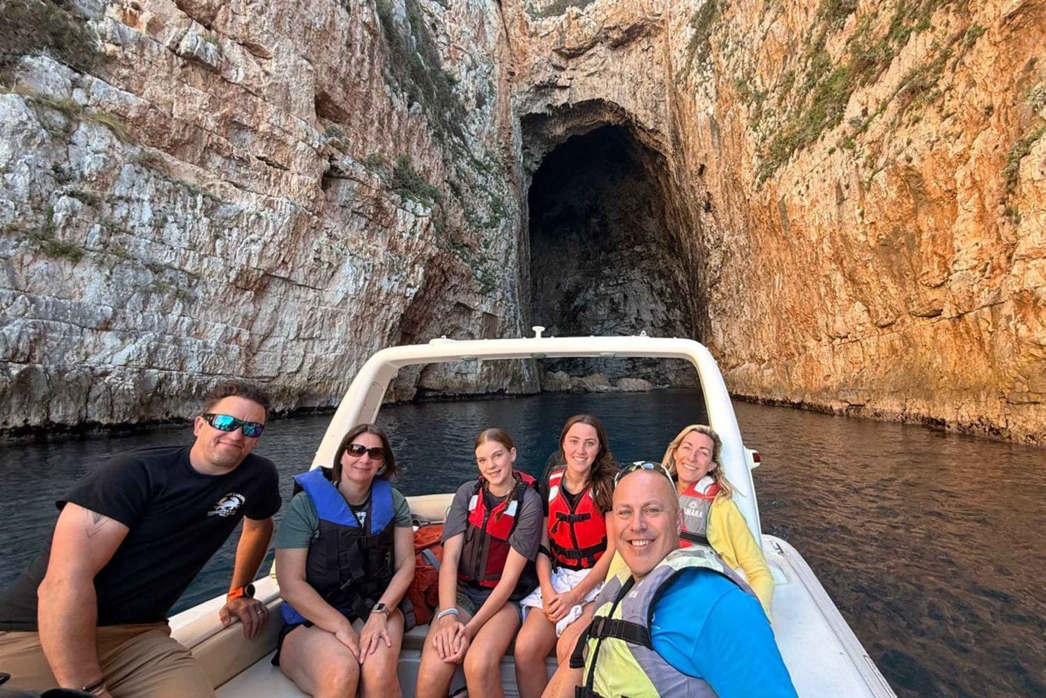 Explora la isla de Sazan, la cueva de Haxhi Ali y Karaburun en lancha motora.