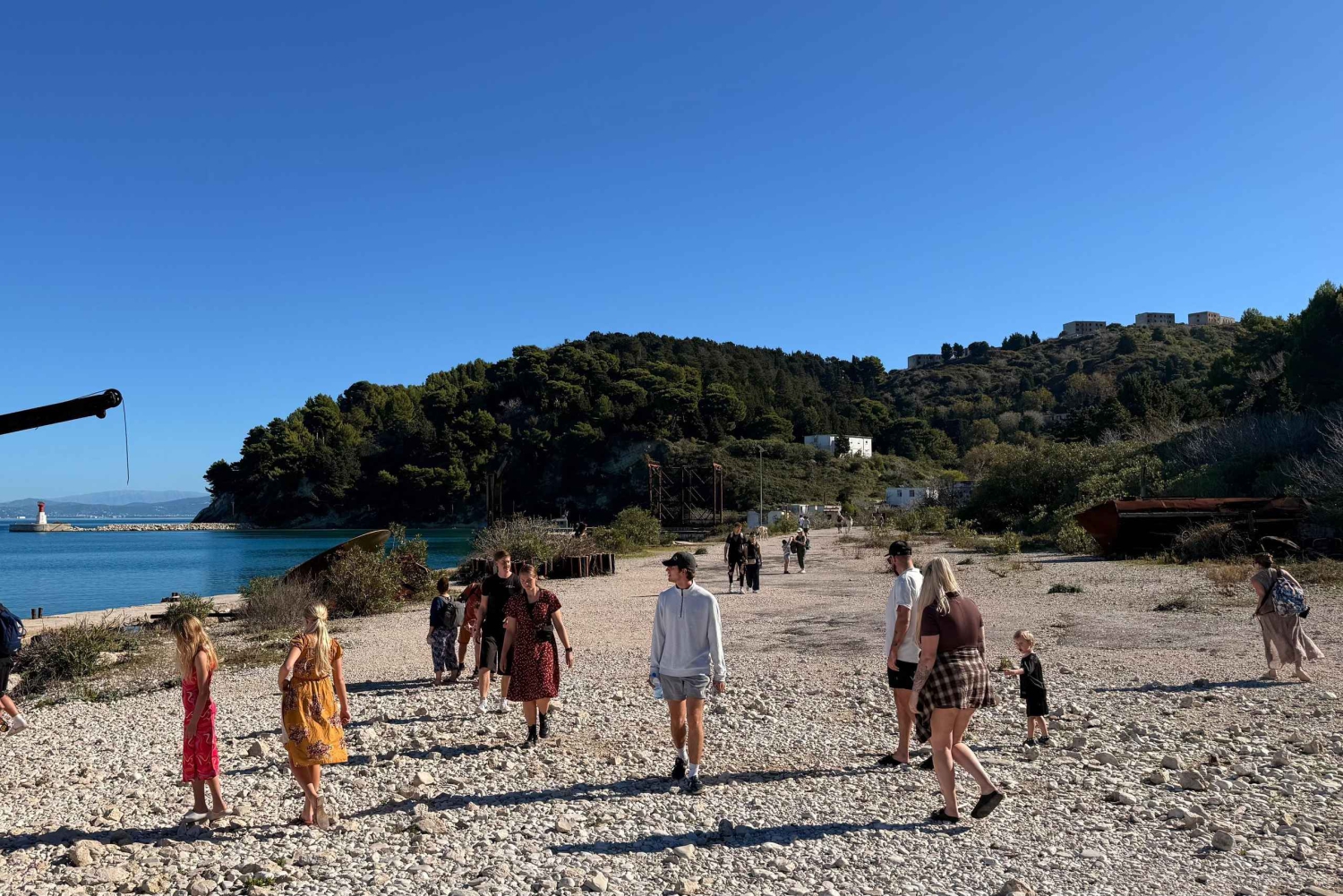 Explora la isla de Sazan, la cueva de Haxhi Ali y Karaburun en lancha motora.