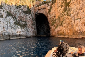 Explora la isla de Sazan, la cueva de Haxhi Ali y Karaburun en lancha motora.