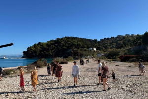 Explora la isla de Sazan, la cueva de Haxhi Ali y Karaburun en lancha motora.