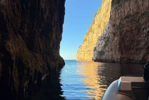 Explora la isla de Sazan, la cueva de Haxhi Ali y Karaburun en lancha motora.
