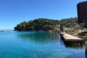 Explora la isla de Sazan, la cueva de Haxhi Ali y Karaburun en lancha motora.