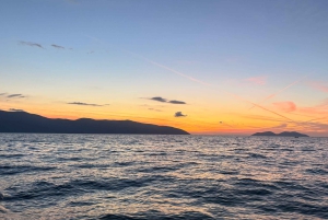 Explora la isla de Sazan, la cueva de Haxhi Ali y Karaburun en lancha motora.