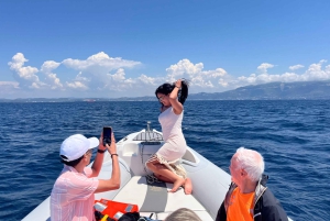 Explora la isla de Sazan, la cueva de Haxhi Ali y Karaburun en lancha motora.