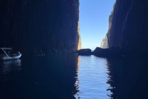 Explora la isla de Sazan, la cueva de Haxhi Ali y Karaburun en lancha motora.