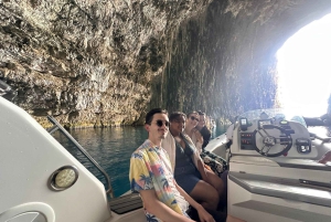 Explora la isla de Sazan, la cueva de Haxhi Ali y Karaburun en lancha motora.