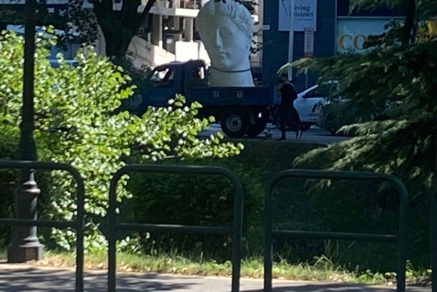 De communistische kanten en het historische centrum van Tirana