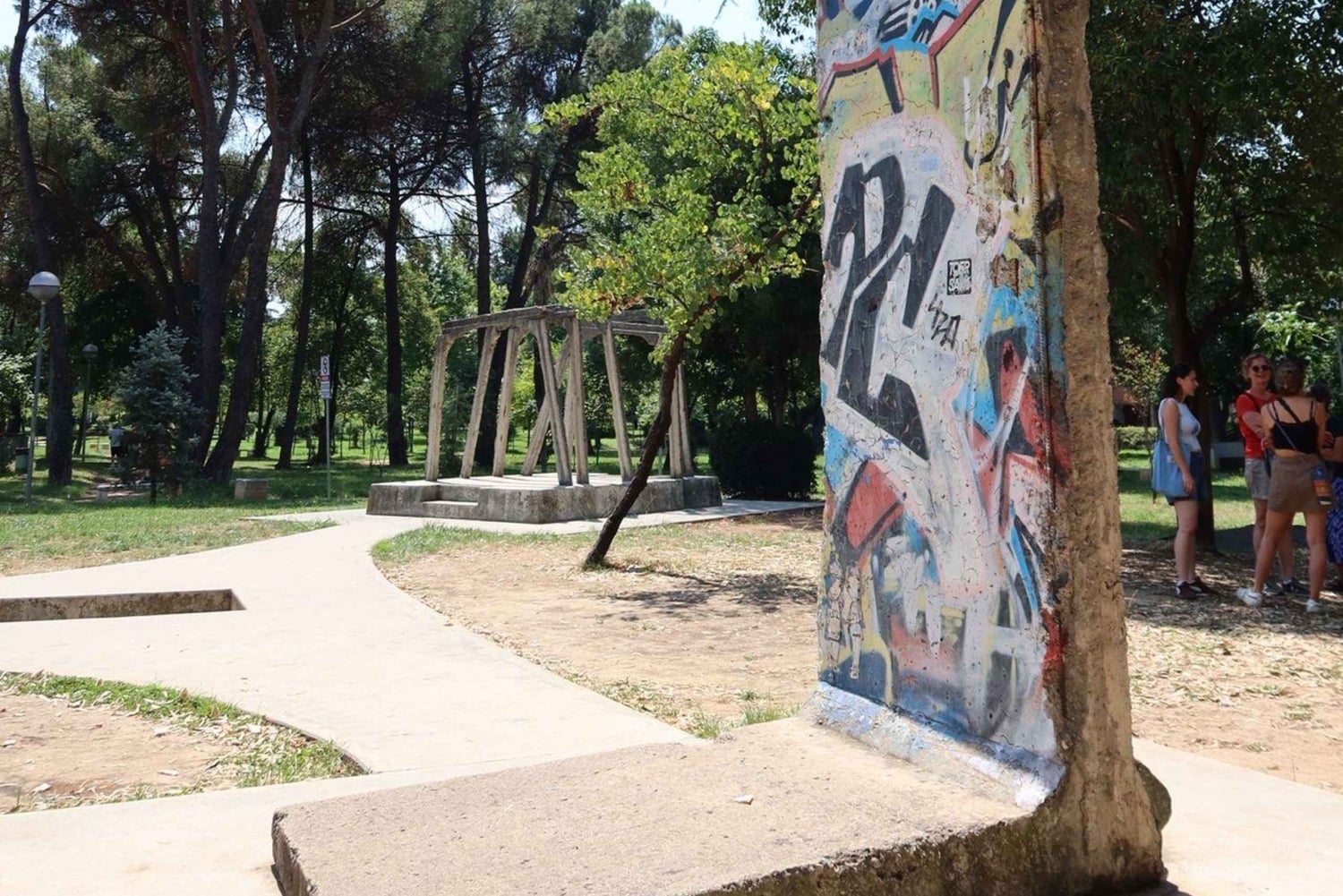 De communistische kanten en het historische centrum van Tirana