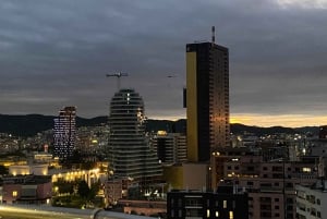 De communistische kanten en het historische centrum van Tirana