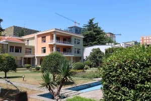 De communistische kanten en het historische centrum van Tirana