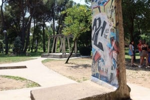 De communistische kanten en het historische centrum van Tirana