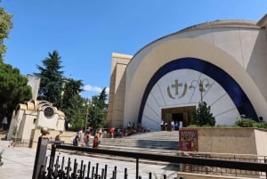 De communistische kanten en het historische centrum van Tirana