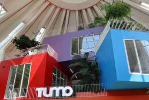 De communistische kanten en het historische centrum van Tirana