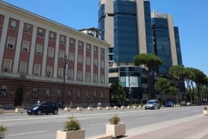 De communistische kanten en het historische centrum van Tirana