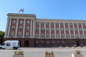 De communistische kanten en het historische centrum van Tirana