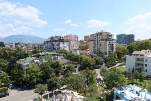 De communistische kanten en het historische centrum van Tirana