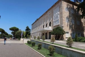 De communistische kanten en het historische centrum van Tirana