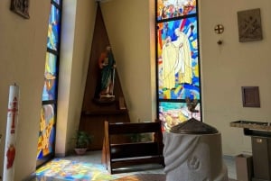 De communistische kanten en het historische centrum van Tirana